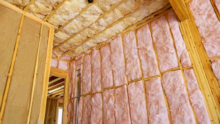 Detailansicht von verlegter Dämmwolle in Holzkonstruktion