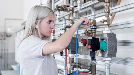 Eine Installateurin bei Montagearbeiten