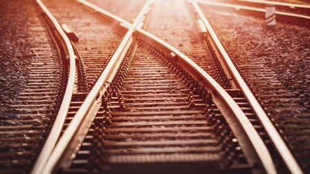 Detailansicht von Gleisen mit Gabelung in rotgelbem Licht