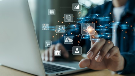 Mann schreibt auf Laptop, Hand, Netzwerk Auswahl, Technik