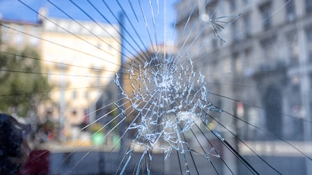 Zersplitternde Glasscheibe