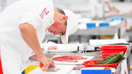 Clemens Baischer während des Wettbewerbs im Beruf Fleischer bei den EuroSkills 2021