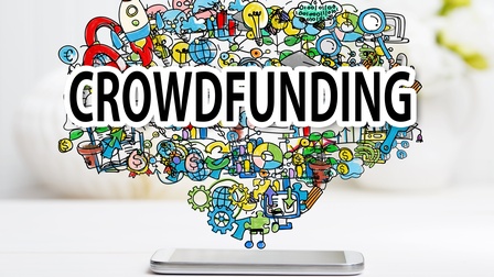 Gezeichnete Illustration von einem Crowdfunding Konzept, das aus einem Smartphone wächst