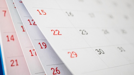 Nahaufnahme von mehreren Kalenderblättern