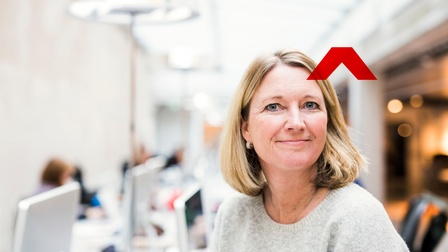 Porträt eine lächelnden Person, über ihrer Stirn ein Overlay eines roten Dächchens