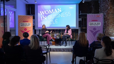 Zwei Podiums-Teilnehmer:innen diskutieren