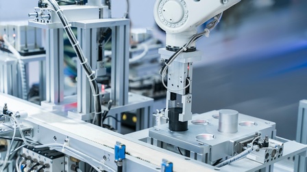 Automatisierung in einer Produktion mit Maschinen