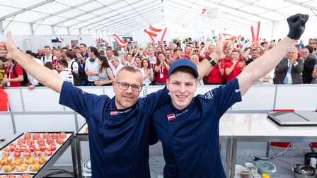 Jungbäcker Simon Sailer mit seinem Trainer nach dem Sieg bei den EuroSkills 2021