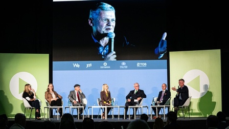 Podiumsrunde auf der Bühne unter dem Schriftzug „MONOPOL ZUKUNFT“ und dem WKÖ Logo.