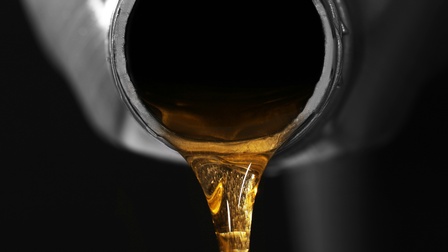 Nahaufnahme von einem Kanister bei dem Öl herausrinnt
