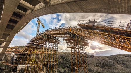 Große Stahlbrückenkonstruktion über Tal verlaufend, im Vordergrund weitere Brückenkonstruktion aus Beton
