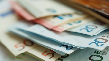 Nahaufnahme mehrerer, übereinander liegender Geldscheine, in der Höhe von einhundert, fünfzig, zwanzig und zehn Euro