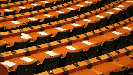 Leere Stuhlreihen mit schwarzen Sesseln