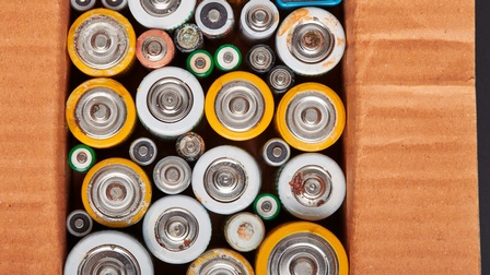Aufnahme verschiedener, vieler Batterien in einem Karton aus der Vogelperspektive