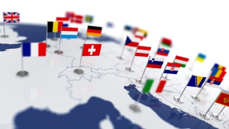 Halbrunde Europakarte mit kleinen Länderfähnchen in Karte gesteckt