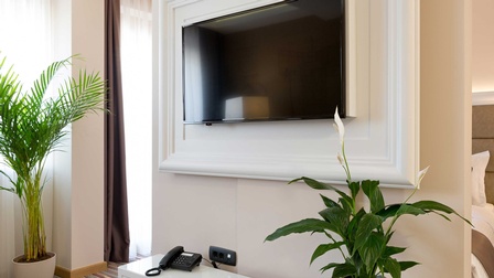 Ein Hotelzimmer mit einem großen Flachbildschirmfernseher