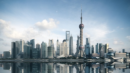 Skyline von Shanghai: mehrere moderne Wolkenkratzer spiegeln sich im Wasser