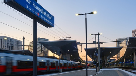 Wien Hauptbahnhof Bahnsteig mit einfahrendem Zug in Abendstimmung