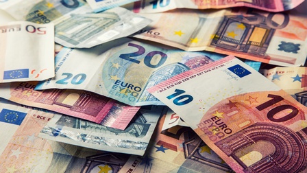 Mehrere verschiedene Euro-Scheine neben- und aufeinander liegend