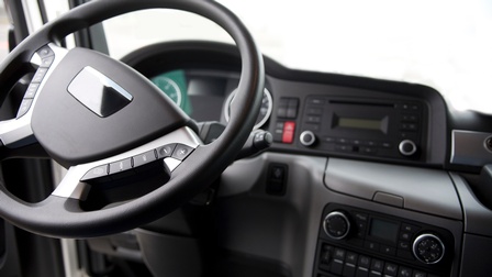 Detailansicht eines Lenkrades und Autoarmatur