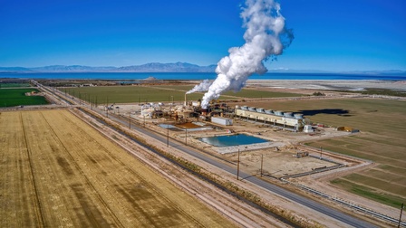 Luftaufnahme eines Geothermiekraftwerks im Imperial Valley in Kalifornien nahe dem Salton Sea