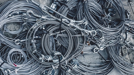 Nahaufnahme eines Haufen mehrerer, Stahlseile, die jeweils eingerollt sind