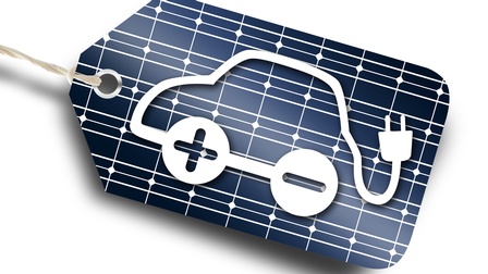 Weißes Symbol eines Autos, dessen Räder Plus und Minus enthalten, Karosserie in Kabelstecker verlaufend auf Hintergrund mit Solarzellen in Etikettenform