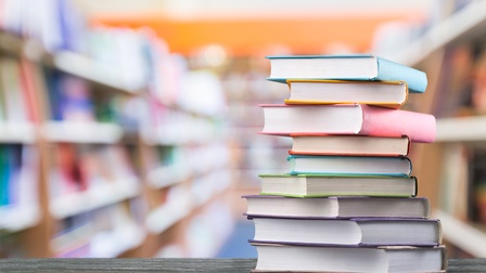 Bunter Bücherstapel