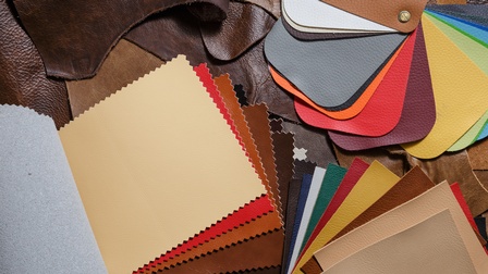 Verschiedenfarbige Muster von Leder aufeinanderdrappiert