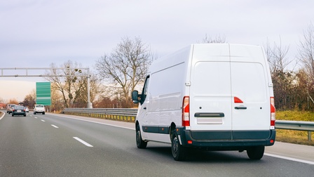 Weißer Transporter fährt auf einer Autobahn