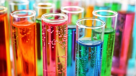Detailansicht mehrerer Reagenzgläser mit bunten Flüssigkeiten gefüllt