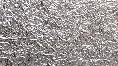 Nahaufnahme einer zerknitterten Alufolie