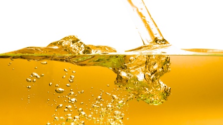 Luftblasen in gelber Flüssigkeit