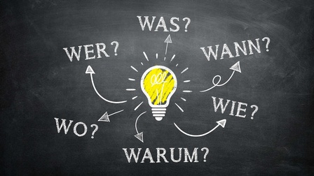 eine Glühbirne umgeben von Fragepronomen