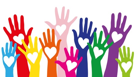 Vektor-Illustration eines weißen Hintergrunds. Vom unteren Bildrand ragen viele Hände in verschiedenen Farben in die Höhe. In jeder Handinnenfläche ist ein weißes Herz ausgeschnitten