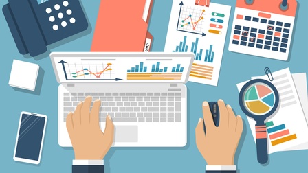 Illustration Buchhaltung von der Vogelperspektive, Person sitzt am Schreibtisch tippt in ein Notebook und bedient dabei die Maus, ersichtlich sind auch ein Smartphone, Unterlagen, Kalender, Statistiken sowie ein Telefon,