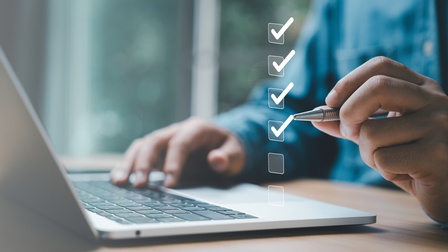 Ein Businessman der die Checkliste abhackt<br />
