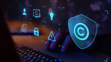Man sieht eine Hand, die in eine Tastatur tippt. Das Bild ist dunkel, es stechen Symbole in grellem türkis heraus: Copyright-Zeichen, ein Warnhinweis, ein Schloss, ein Dokument, eine Lampe, eine Person. 