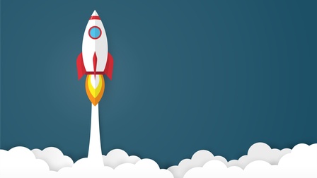 Rakete startet über den Wolken senkrecht nach oben vor einem blauen Hintergrund durch