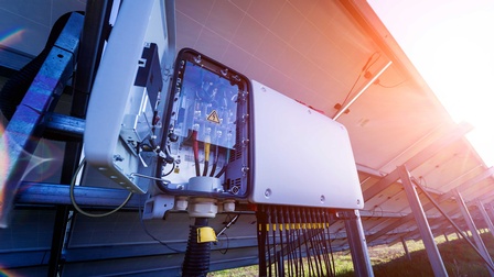 Geöffneter Spannungswechselrichter auf der Rückseite eines Solarpanels