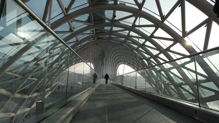 Fußgänger auf Stahlkonstruktionsbrücke