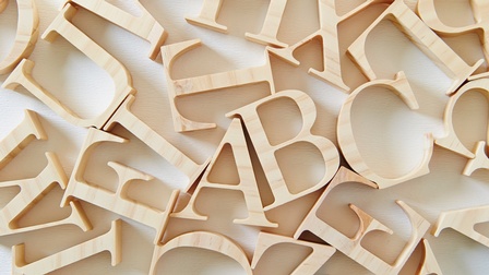 Verschiedene Holzbuchstaben des Alphabets