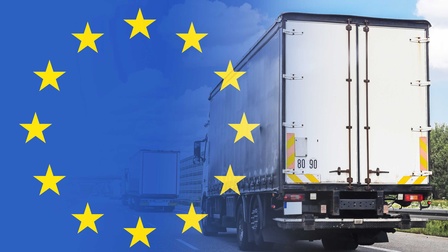 Ein Lastkraftwagen mit einer darüber geblendeten Europaflagge