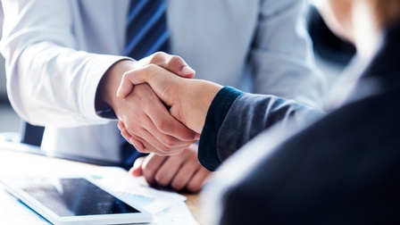 Zwei Personen schütteln sich die Hand