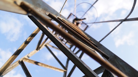 Ansicht von unten eines Metallmastens, oben verschwommen Person unter wolkenverhangenem Himmel erkennbar