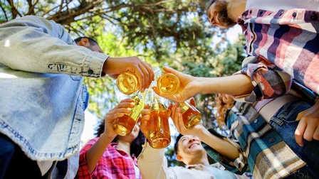Bierflaschen und Menschen
