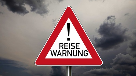 Ein Achtungschild mit der Aufschrift Reisewarnung