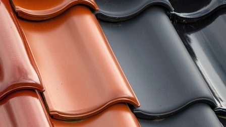 Verschiedenfarbige Dachziegel von rotbraun bis schwarz und von matt bis glänzend
