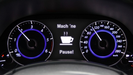 Nahaufnahme Tachometer mit Schriftzug Mach 'ne Pause