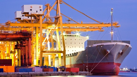 Unbeladenes Frachtschiff hat bei einem Frachthafen angelegt